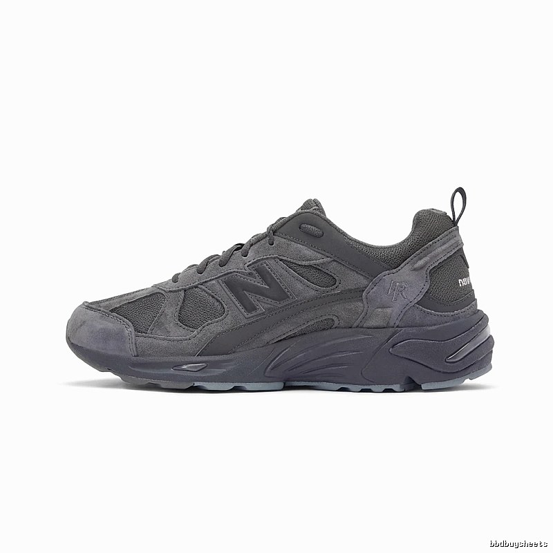 New Balance retro-style grey sports shoes